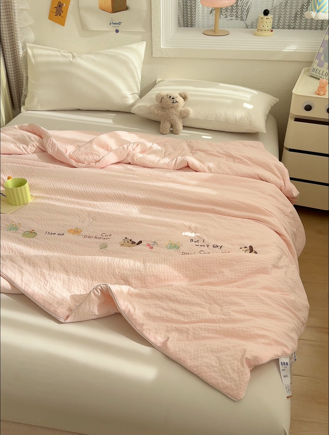 91家纺网 家纺一手货源 找家纺 睡棉坊 2025新款A类泡泡棉夏被韩版原创设计刺绣款空调被夏凉被 浅玉色