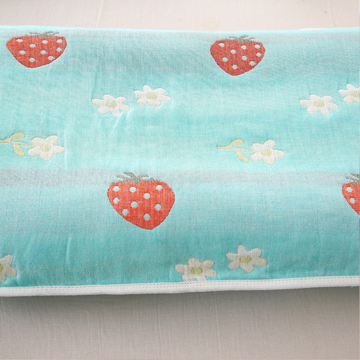 91家纺网 家纺一手货源 找家纺 朴尔家纺-毛巾被 2025新款A类全棉卡通六层纱布儿童枕套 甜甜草莓蓝