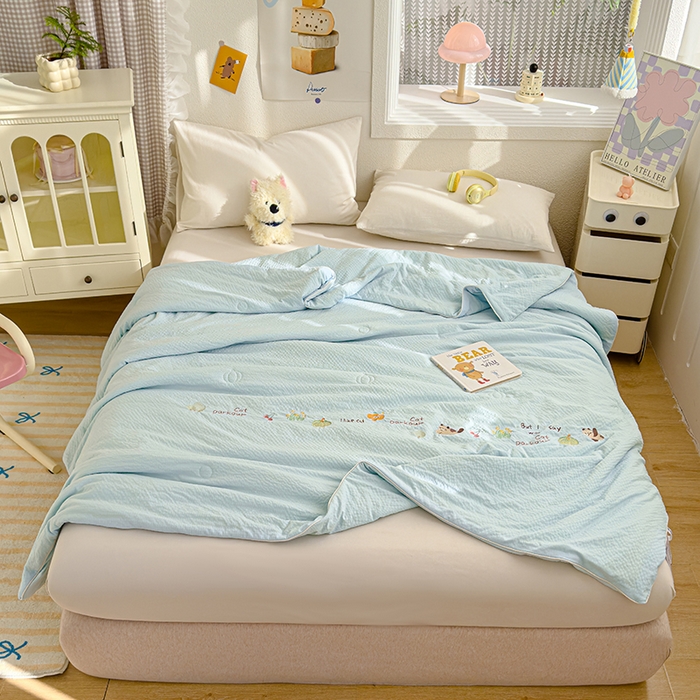 91家纺网 家纺一手货源 找家纺 睡棉坊 2025新款A类泡泡棉夏被韩版原创设计刺绣款空调被夏凉被 浅蓝色
