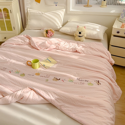 91家纺网 家纺一手货源 找家纺 睡棉坊 2025新款A类泡泡棉夏被韩版原创设计刺绣款空调被夏凉被 浅玉色