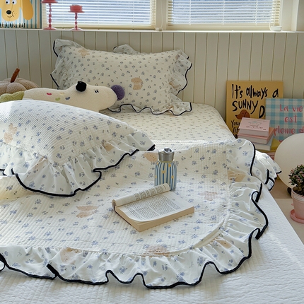 繁花家居 2025新款韩式大花边夹棉床盖系列 散花小狗