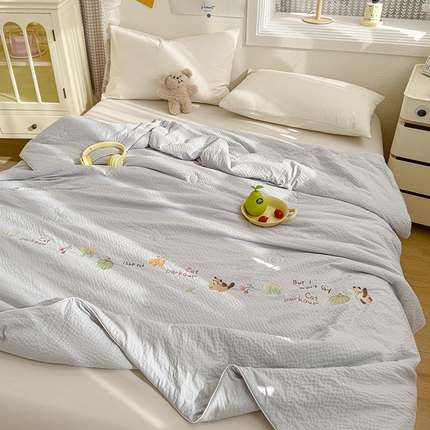91家纺网 家纺一手货源 找家纺 睡棉坊 2025新款A类泡泡棉夏被韩版原创设计刺绣款空调被夏凉被 浅灰色