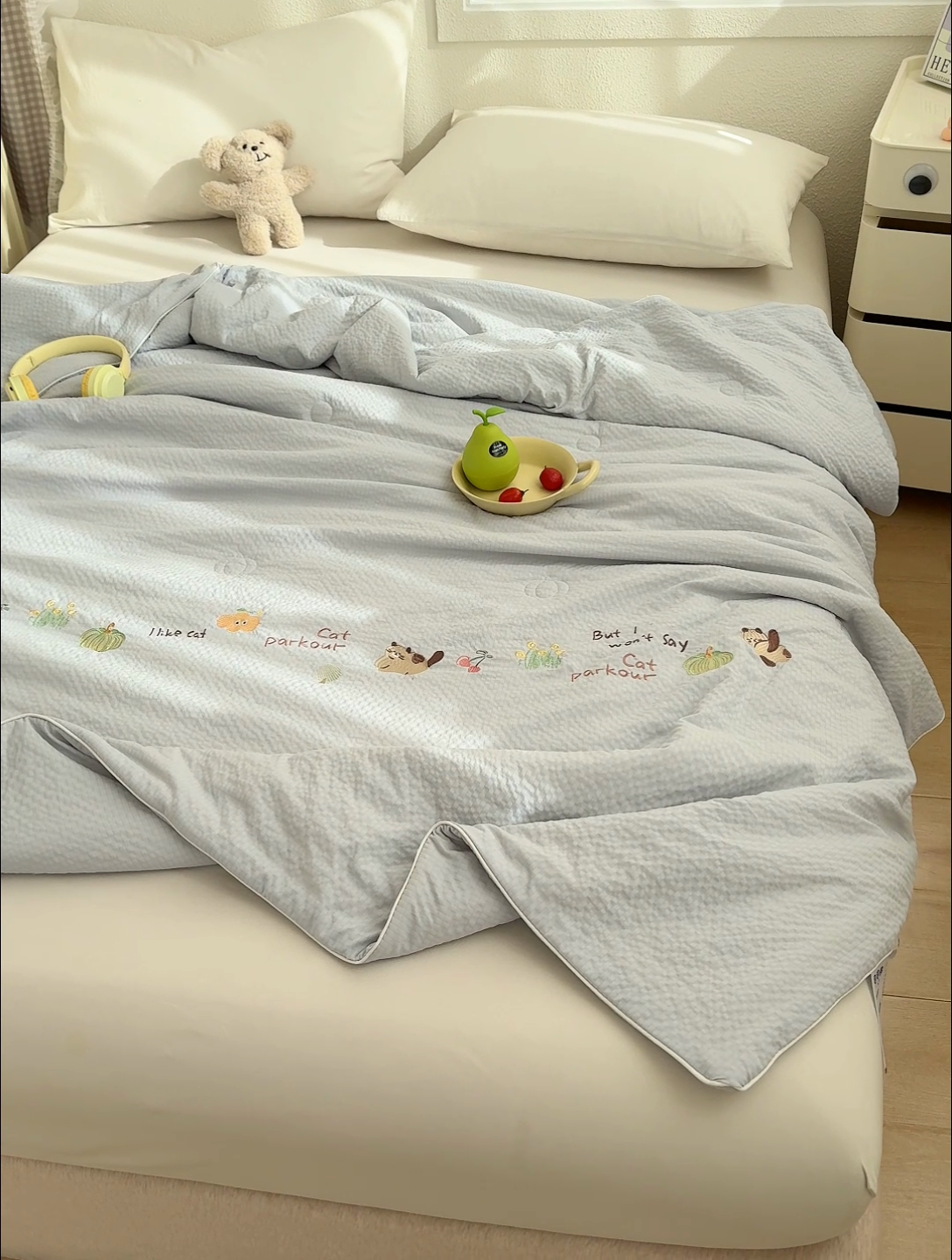 91家纺网 家纺一手货源 找家纺 睡棉坊 2025新款A类泡泡棉夏被韩版原创设计刺绣款空调被夏凉被 浅灰色