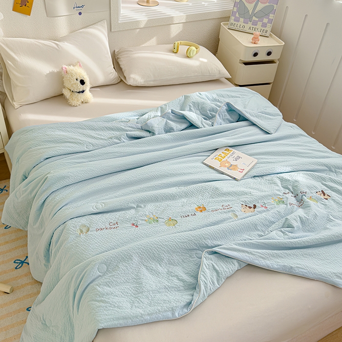 91家纺网 家纺一手货源 找家纺 睡棉坊 2025新款A类泡泡棉夏被韩版原创设计刺绣款空调被夏凉被 浅蓝色