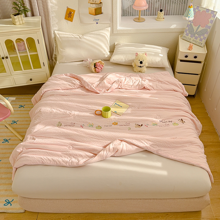 91家纺网 家纺一手货源 找家纺 睡棉坊 2025新款A类泡泡棉夏被韩版原创设计刺绣款空调被夏凉被 浅玉色