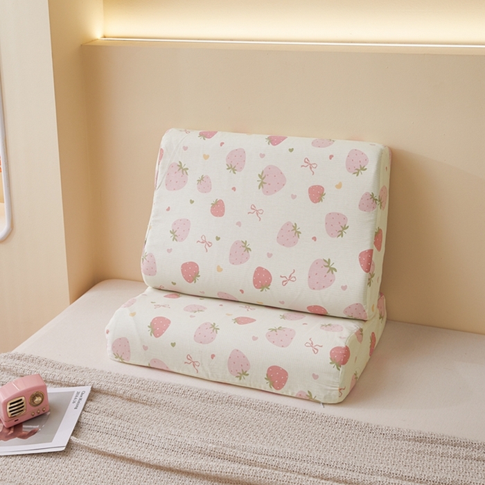 91家纺网 家纺一手货源 找家纺 翎盈家纺 2025新款纯棉小清新乳胶枕专用枕套 草莓庄园