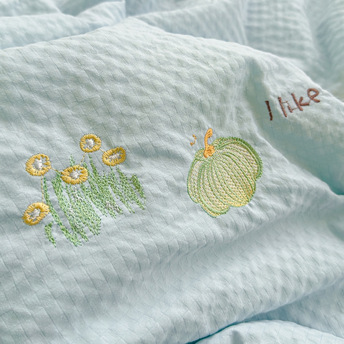 91家纺网 家纺一手货源 找家纺 睡棉坊 2025新款A类泡泡棉夏被韩版原创设计刺绣款空调被夏凉被 浅蓝色