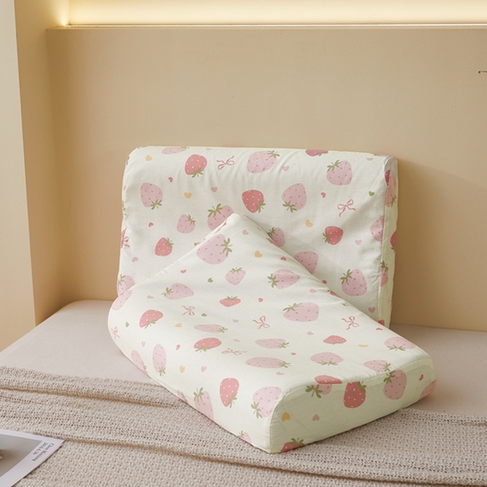 91家纺网 家纺一手货源 找家纺 翎盈家纺 2025新款纯棉小清新乳胶枕专用枕套 草莓庄园