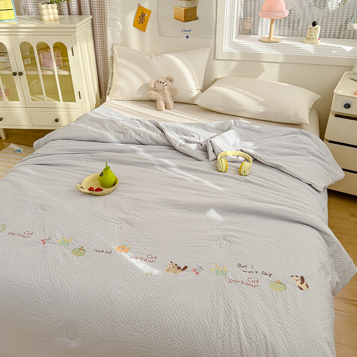 91家纺网 家纺一手货源 找家纺 睡棉坊 2025新款A类泡泡棉夏被韩版原创设计刺绣款空调被夏凉被 浅灰色