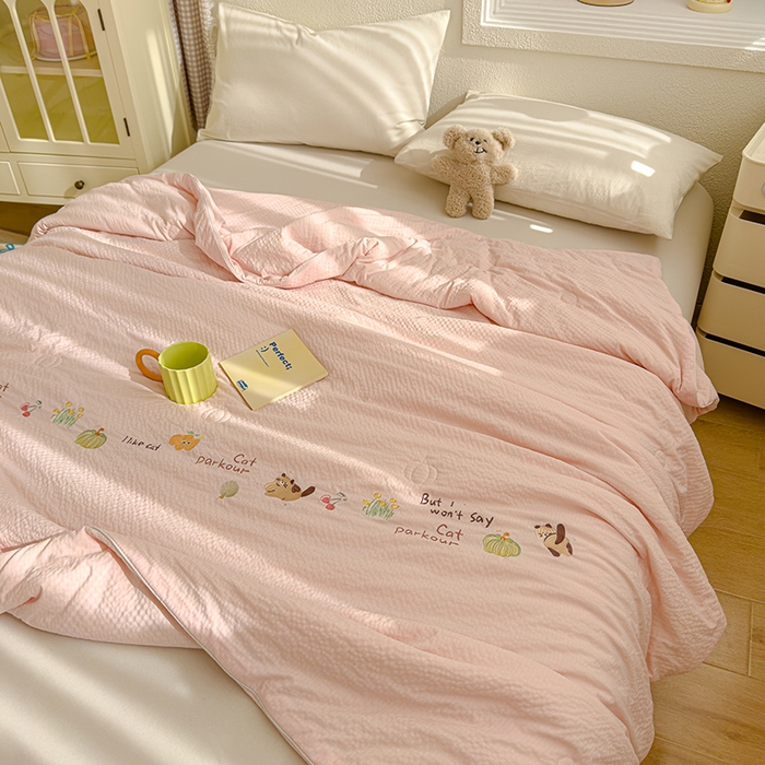 91家纺网 家纺一手货源 找家纺 睡棉坊 2025新款A类泡泡棉夏被韩版原创设计刺绣款空调被夏凉被 浅玉色