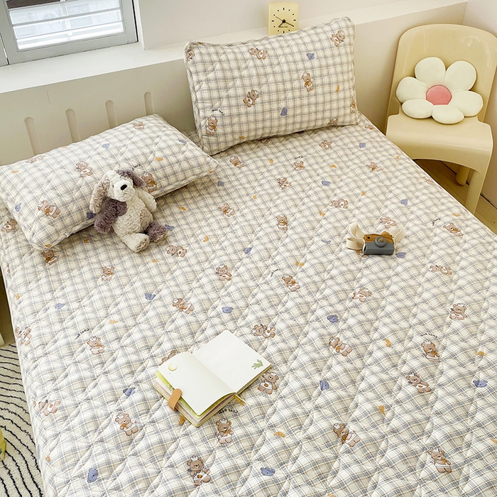 91家纺网 家纺一手货源 找家纺 豪选家纺 2025春夏四季新款新品有氧双层纱印花夹棉床笠床护罩床垫保护套 方格熊先生