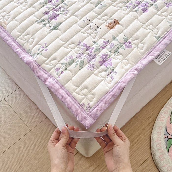 91家纺网 家纺一手货源 找家纺 Sweet dreams甜梦 2025新款全棉卡通小清新棉垫子床垫旅行垫 小熊花语