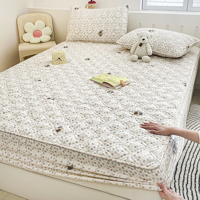 91家纺网 家纺一手货源 找家纺 豪选家纺 2025春夏四季新款新品有氧双层纱印花夹棉床笠床护罩床垫保护套 迷你四叶草