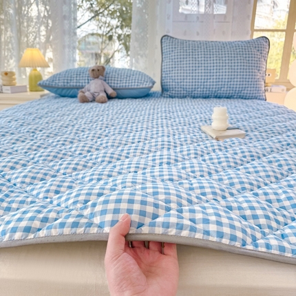 麒东家纺 2025年新款ins春夏格子床垫 小蓝格