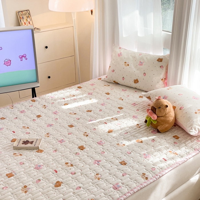 91家纺网 家纺一手货源 找家纺 Sweet dreams甜梦 2025新款全棉卡通小清新棉垫子床垫旅行垫 草莓小兔