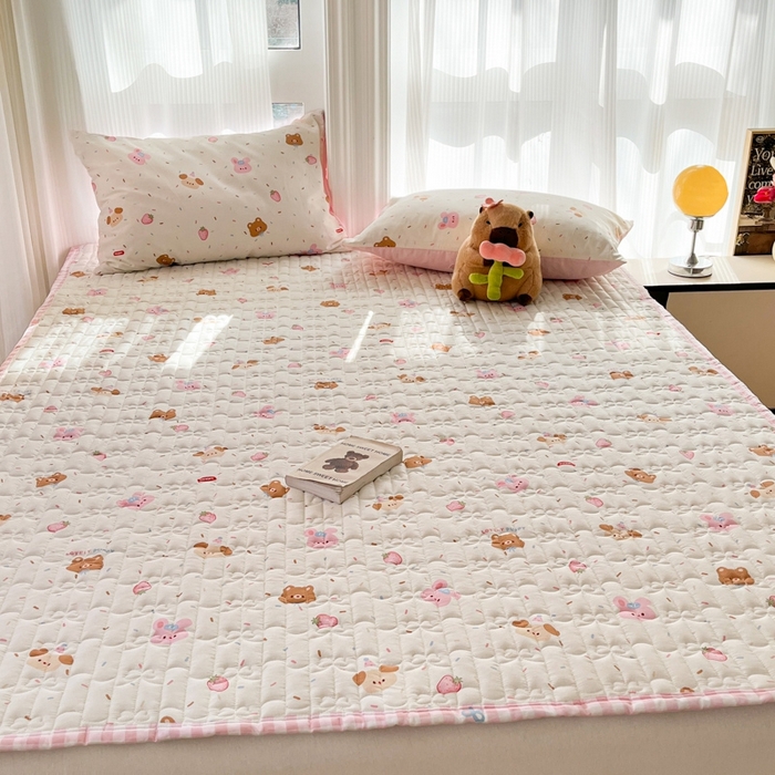 91家纺网 家纺一手货源 找家纺 Sweet dreams甜梦 2025新款全棉卡通小清新棉垫子床垫旅行垫 草莓小兔