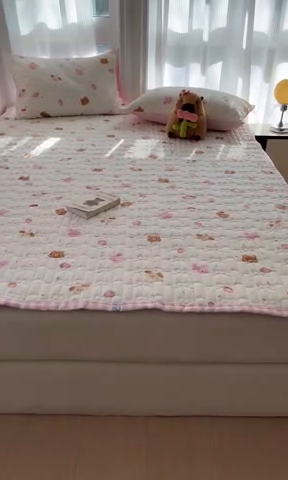 91家纺网 家纺一手货源 找家纺 Sweet dreams甜梦 2025新款全棉卡通小清新棉垫子床垫旅行垫 草莓小兔