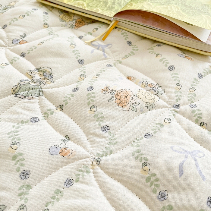 91家纺网 家纺一手货源 找家纺 豪选家纺 2025春夏四季新款新品有氧双层纱印花夹棉床笠床护罩床垫保护套 萌女伴兔宝