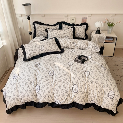 91家纺网 家纺一手货源 找家纺 艺玲家纺 2025新款韩版法式赫本风黑色花边水洗棉印花四件套 澜音花香