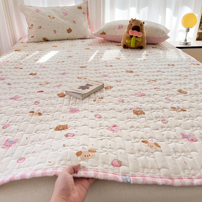 91家纺网 家纺一手货源 找家纺 Sweet dreams甜梦 2025新款全棉卡通小清新棉垫子床垫旅行垫 草莓小兔