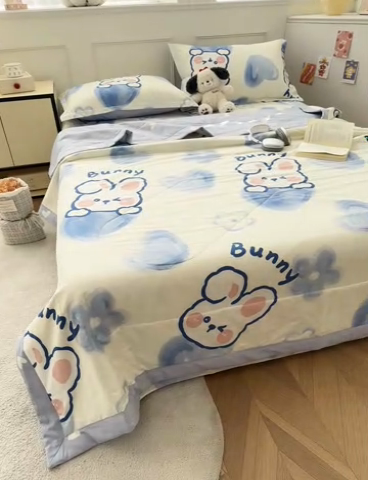 91家纺网 家纺一手货源 找家纺 棉造家居 2025新款春夏全棉纯棉印花夏被夏凉被空调被 晴天小兔