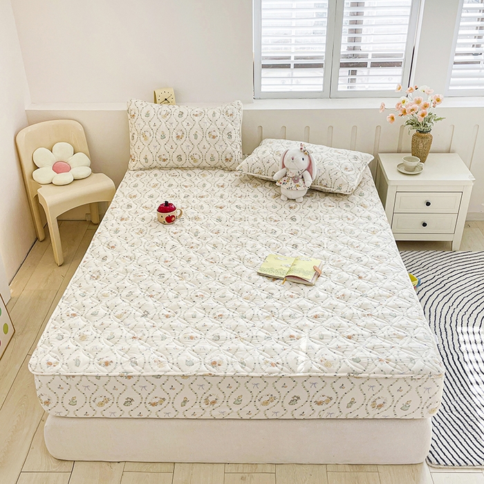 91家纺网 家纺一手货源 找家纺 豪选家纺 2025春夏四季新款新品有氧双层纱印花夹棉床笠床护罩床垫保护套 萌女伴兔宝