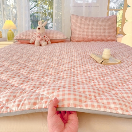 麒东家纺 2025年新款ins春夏格子床垫 小粉格