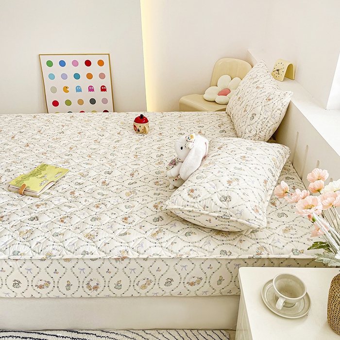 91家纺网 家纺一手货源 找家纺 豪选家纺 2025春夏四季新款新品有氧双层纱印花夹棉床笠床护罩床垫保护套 萌女伴兔宝