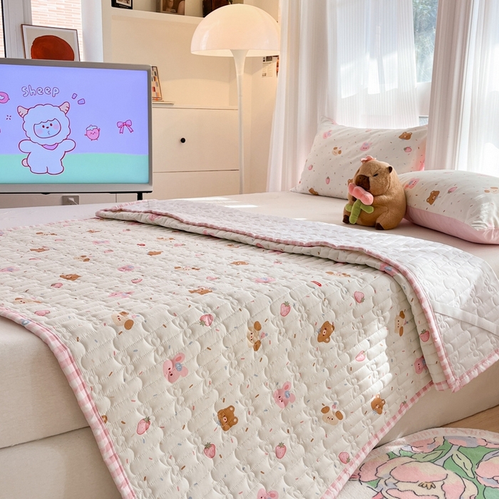 91家纺网 家纺一手货源 找家纺 Sweet dreams甜梦 2025新款全棉卡通小清新棉垫子床垫旅行垫 草莓小兔