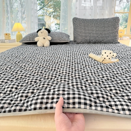 91家纺网 家纺一手货源 找家纺 麒东家纺 2025年新款ins春夏格子床垫 小黑格