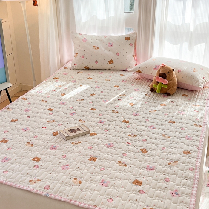 91家纺网 家纺一手货源 找家纺 Sweet dreams甜梦 2025新款全棉卡通小清新棉垫子床垫旅行垫 草莓小兔