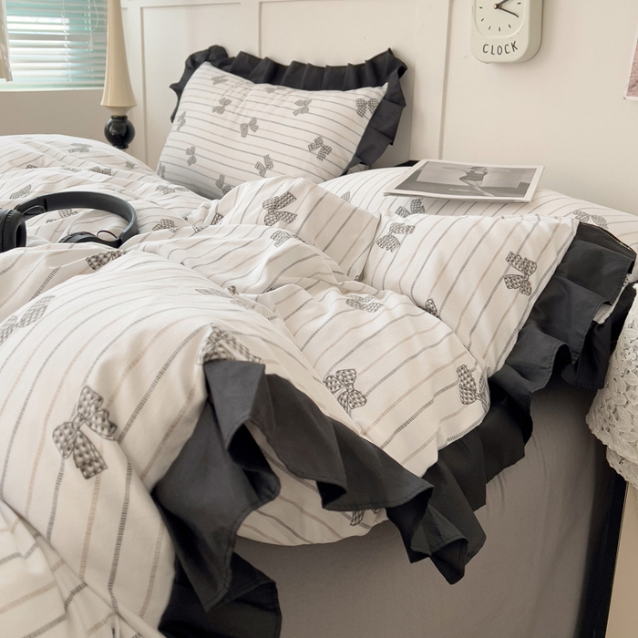 91家纺网 家纺一手货源 找家纺 艺玲家纺 2025新款韩版法式赫本风黑色花边水洗棉印花四件套 蝴蝶梦