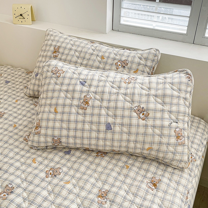 91家纺网 家纺一手货源 找家纺 豪选家纺 2025春夏四季新款新品有氧双层纱印花夹棉床笠床护罩床垫保护套 方格熊先生