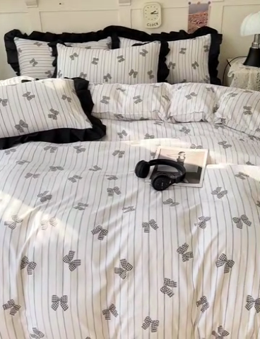 91家纺网 家纺一手货源 找家纺 艺玲家纺 2025新款韩版法式赫本风黑色花边水洗棉印花四件套 蝴蝶梦