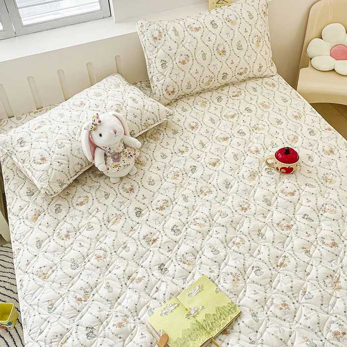 91家纺网 家纺一手货源 找家纺 豪选家纺 2025春夏四季新款新品有氧双层纱印花夹棉床笠床护罩床垫保护套 萌女伴兔宝