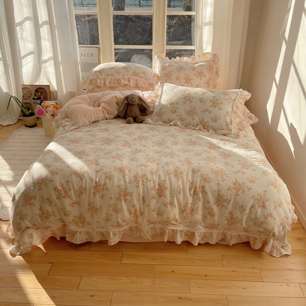 91家纺网 家纺一手货源 找家纺 轻奢坊  2025新款法式泡泡棉床裙款四件套 花蕾粉