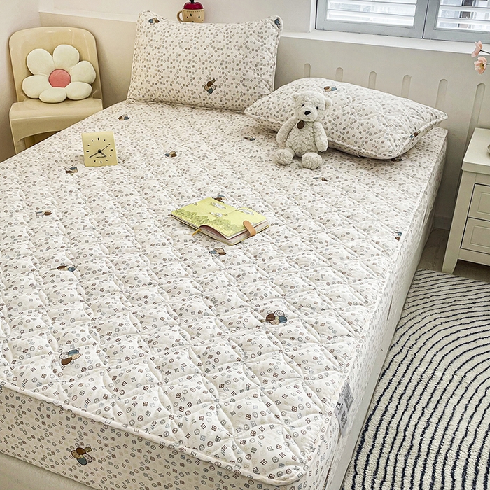 91家纺网 家纺一手货源 找家纺 豪选家纺 2025春夏四季新款新品有氧双层纱印花夹棉床笠床护罩床垫保护套 迷你四叶草