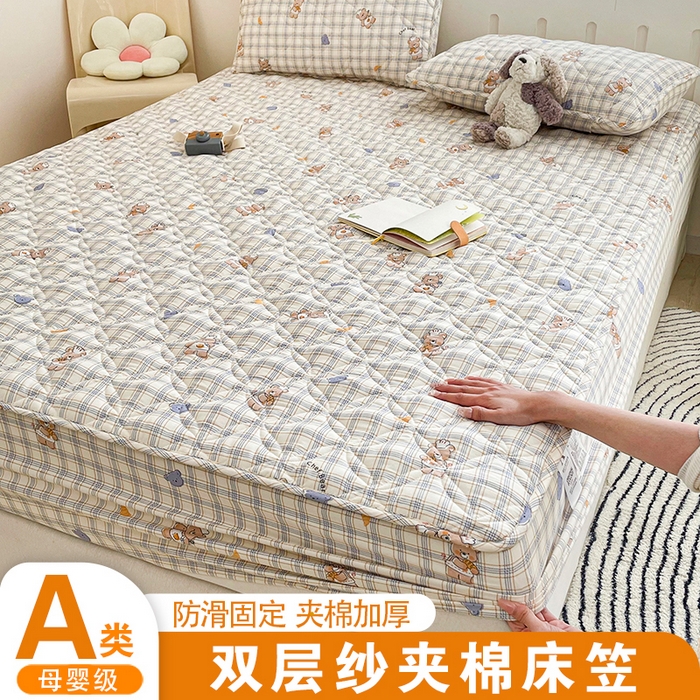 91家纺网 家纺一手货源 找家纺 豪选家纺 2025春夏四季新款新品有氧双层纱印花夹棉床笠床护罩床垫保护套 方格熊先生