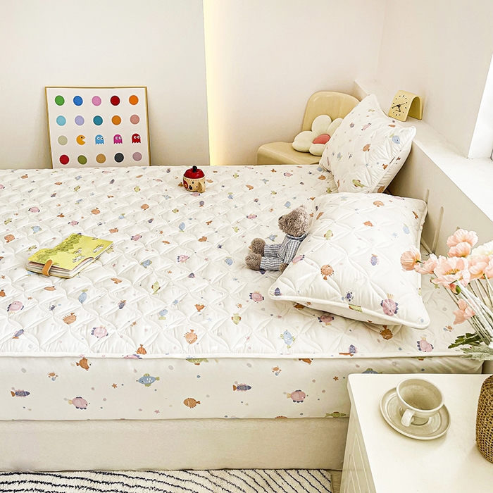 91家纺网 家纺一手货源 找家纺 豪选家纺 2025春夏四季新款新品有氧双层纱印花夹棉床笠床护罩床垫保护套 小鱼儿多多