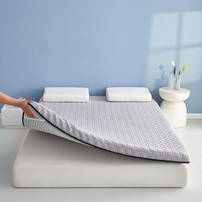 91家纺网 家纺一手货源 找家纺 祁恋婷家居 2025新款A类牛奶丝棉花抗压床垫【床垫遮盖物】 单边四菱格灰