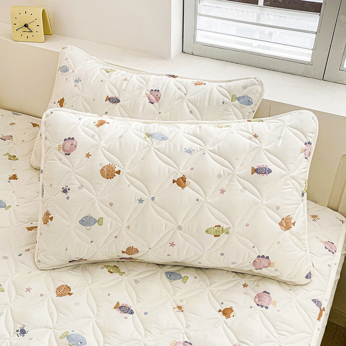 91家纺网 家纺一手货源 找家纺 豪选家纺 2025春夏四季新款新品有氧双层纱印花夹棉床笠床护罩床垫保护套 小鱼儿多多