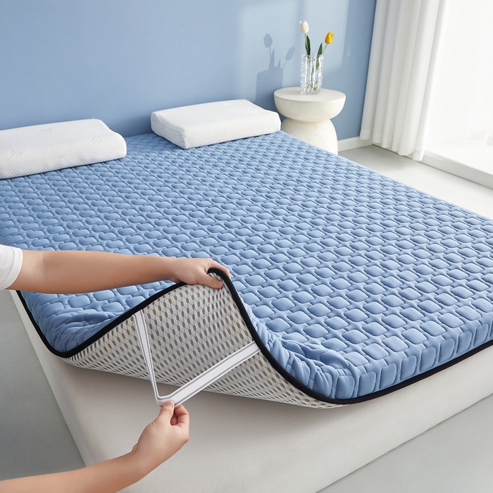 91家纺网 家纺一手货源 找家纺 祁恋婷家居 2025新款A类牛奶丝棉花抗压床垫【床垫遮盖物】 单边四菱格蓝