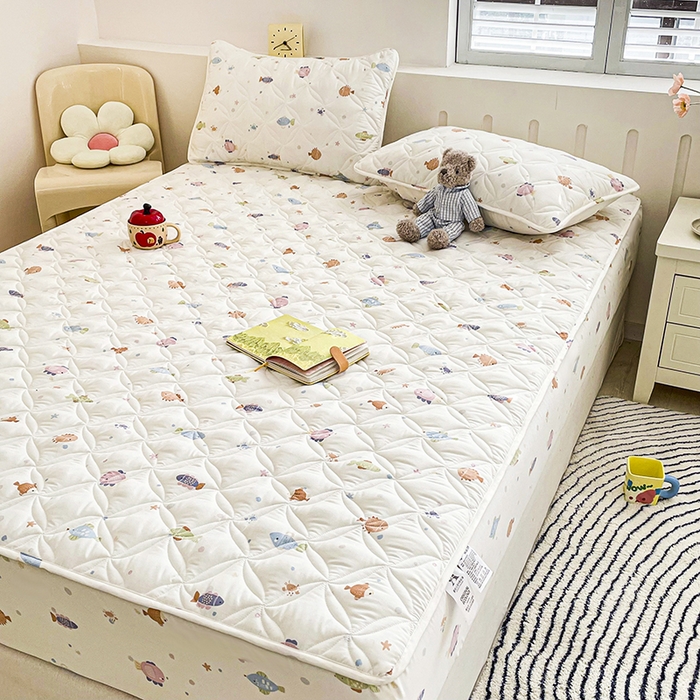 91家纺网 家纺一手货源 找家纺 豪选家纺 2025春夏四季新款新品有氧双层纱印花夹棉床笠床护罩床垫保护套 小鱼儿多多