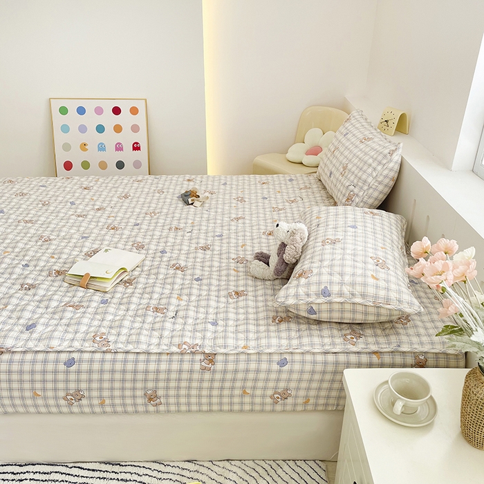 91家纺网 家纺一手货源 找家纺 豪选家纺 2025春夏四季新款新品有氧双层纱印花夹棉床笠床护罩床垫保护套 方格熊先生