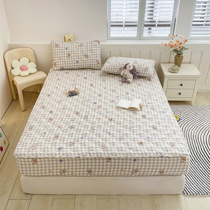 91家纺网 家纺一手货源 找家纺 豪选家纺 2025春夏四季新款新品有氧双层纱印花夹棉床笠床护罩床垫保护套 方格熊先生