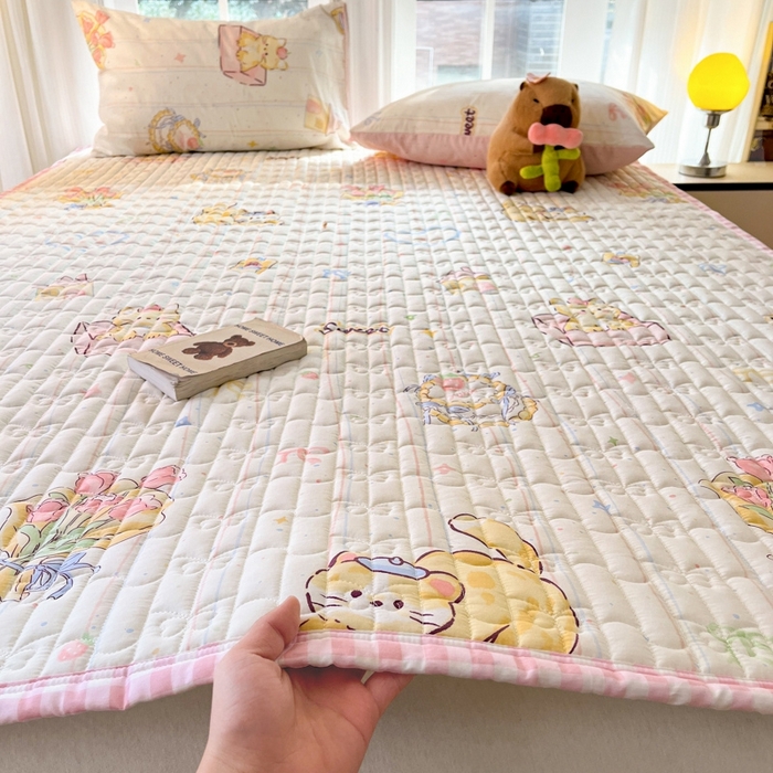 91家纺网 家纺一手货源 找家纺 Sweet dreams甜梦 2025新款全棉卡通小清新棉垫子床垫旅行垫 花花小猫