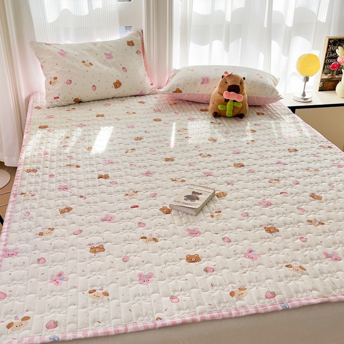 91家纺网 家纺一手货源 找家纺 Sweet dreams甜梦 2025新款全棉卡通小清新棉垫子床垫旅行垫 草莓小兔