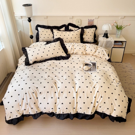 91家纺网 家纺一手货源 找家纺 艺玲家纺 2025新款韩版法式赫本风黑色花边水洗棉印花四件套 点点微爱