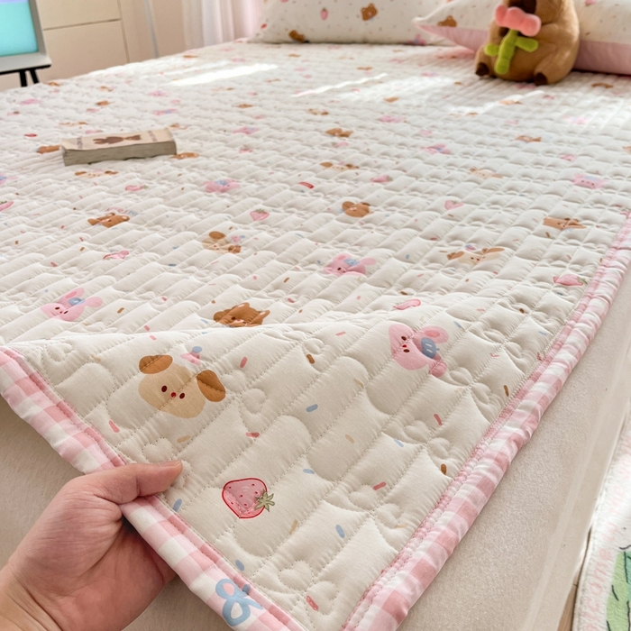 91家纺网 家纺一手货源 找家纺 Sweet dreams甜梦 2025新款全棉卡通小清新棉垫子床垫旅行垫 草莓小兔