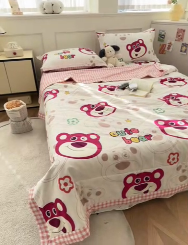 91家纺网 家纺一手货源 找家纺 棉造家居 2025新款春夏全棉纯棉印花夏被夏凉被空调被 草莓熊熊